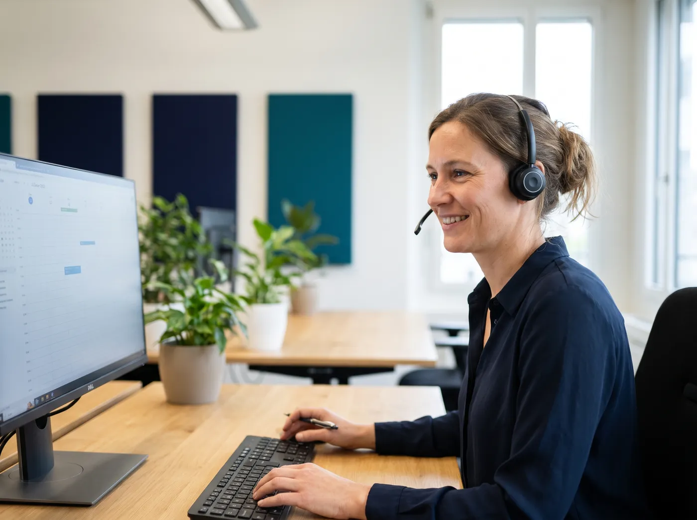 Agentin mit Headset trägt einen Termin in den Kalender ein