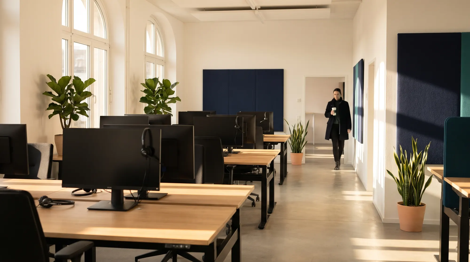 Helles Callcenter-Büro am Morgen mit Arbeitsplätzen und Headsets